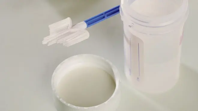 Скрининг, в частности, предполагает взятие мазка на наличие измененных клеток, которые впоследствии могут переродиться в раковые