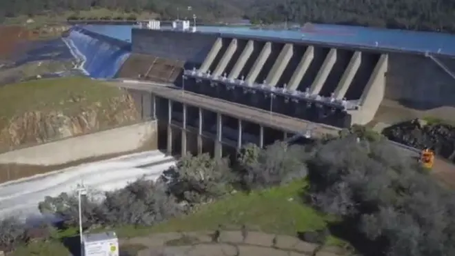 වසර ගණනාවක් පැවති නියඟය අවසන් කරමින් ඇද හැලුණු අධික වර්ෂාව සහ හිමපතනය හේතුවෙන් වේල්ලේ ජල මට්ටම ඉහළ ගිය බවයි වාර්තාවන්නේ