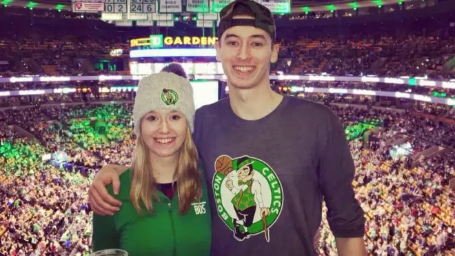 اختار ميسلر (في الصورة مع شقيقته) أن يتلقى مبلغ 282 مليون دولار في دفعة واحدة بدلا من تلقي كامل المبلغ على مدى زمني طويل