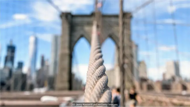 Tali baja Roebling digunakan dalam pembangunan Jembatan Brooklyn di Amerika Serikat.