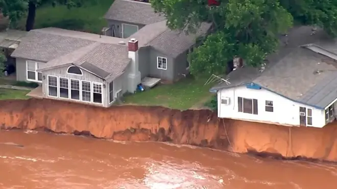 В Оклахоме дома уходят под воду