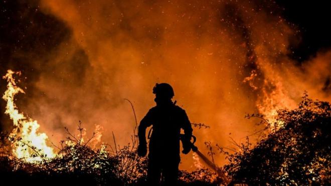 Un bombero trabaja en la extinciónbaixar app betnacional atualizadoun incendio.