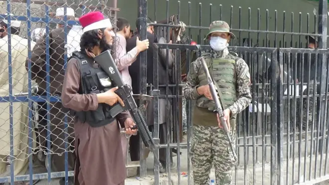 تورخم کې د پاکساني پوځ او افغان طالبانو امنیتي کسان پر دروازه ولاړ دي