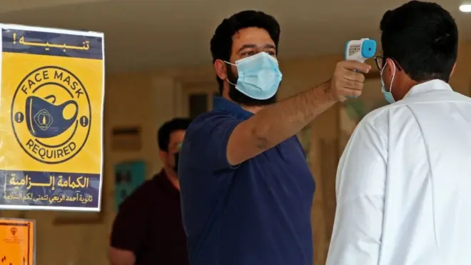 يجب على طلاب المدارس الحكومية في الكويت إظهار نتيجة فحص سلبية لفيروس كورونا قبل تقديم الامتحانات أو إثبات تلقيهم الكامل للقاح. 9 يونيو/حزيران 2021.