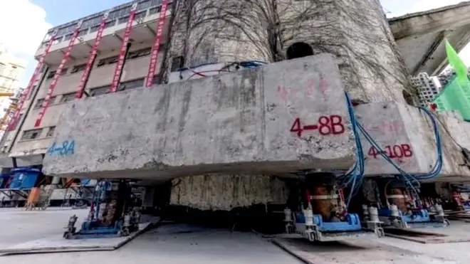 షాంఘైలో వేల టన్నుల బరువున్న భవనాన్ని ఇంజినీర్లు చాకచక్యంగా పక్కకు జరిపారు