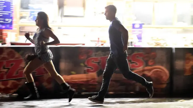 Pengunjung konser berlari ke semua arah untuk meninggalkan lokasi konser setelah terdengar suara tembakan.