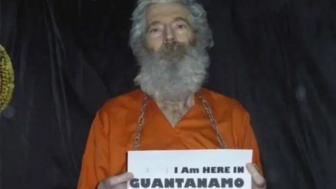 لوینسن د ګونټنامو بندیانو په جامو کې