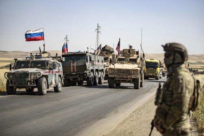 قوات روسية إلى جانب أخرى أمريكية، في منطقة المالكية شمال شرق سوريا على الحدود مع سوريا، 3 يونيو/حزيران 2020