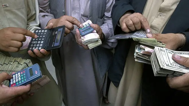 د افغانستان بانک چارواکي وايي له دې سره سره د سیمې د هېوادونو د پيسو پر تله د ډالر پر وړاندې د افغانۍ د راټيټېدو کچه لږه وه.