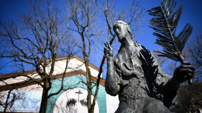 德國巴伐利亞州上阿默高村殉難劇劇院前的「耶穌榮進耶路撒冷」銅像（16/3/2020）