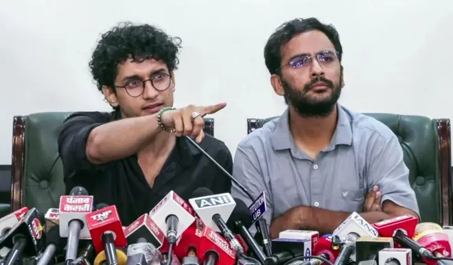 केंद्र सरकार आणि कॉक्रोच जनता पार्टीची दिल्लीतील पत्रकार परिषद