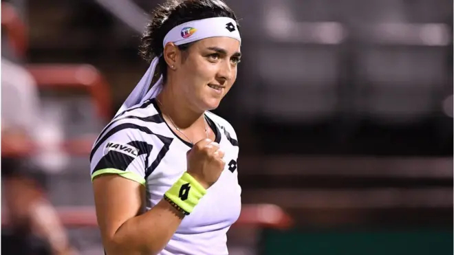 أُنس جابر تحتفل بانتصارها على المصنفة الثانية عالميا الكندية، بيانكا أندرييسكو