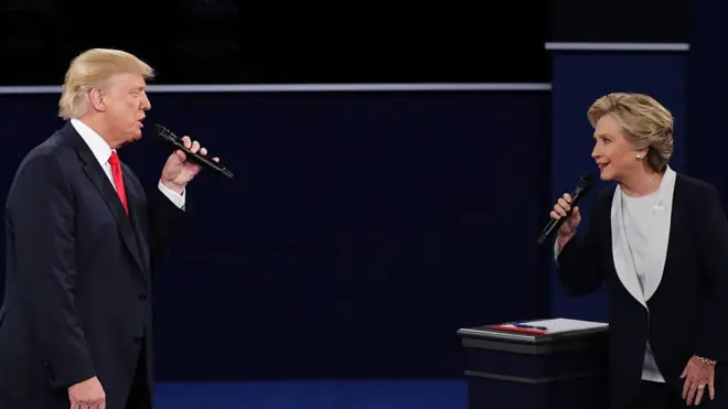 Авторы опроса отвечают, что Клинтон на 11% более популярна среди женщин, а Трамп - на 14% среди мужчин