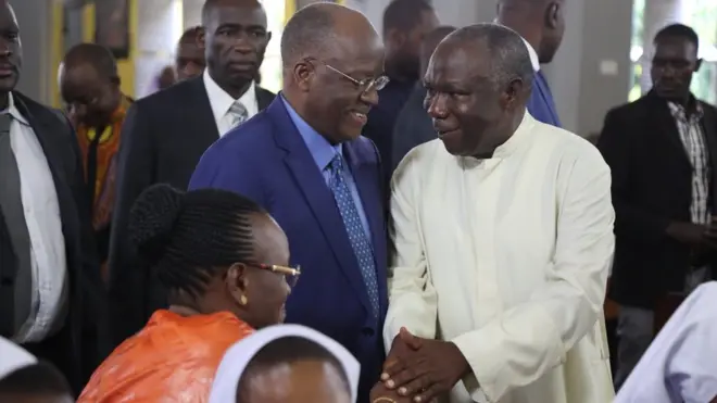 Rais Magufuli alishiriki misa ya sikukuu ya Pasaka katika Kanisa la Mtakatifu Joseph, Dar es Salaam Jumapili ambayo iliongozwa na Paroko Msaidizi Venance Tegete.