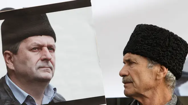 У Human Rights Watch вважають, що підзахисні татари "проходять за політично вмотивованими кримінальними справами, які, як видається, є помстою за їх громадську діяльність"