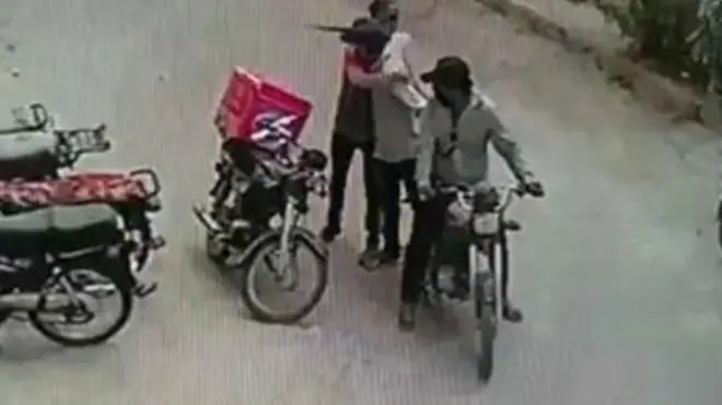 کراچی کے ایک ڈلیوری ڈرائیور کی ہے جس سے ان موٹر سائیکل والوں نے چوری کے دوران کچھ چھینا تھا