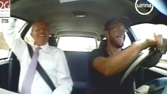 Kuczynski en el viejo taxi. Sin cámaras aparatosas ni micrófonos visibles, el candidato dejaba ver facetas insospechadas de sí.