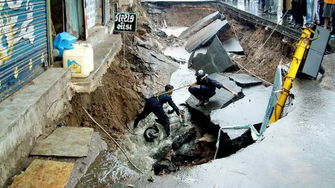 રોડ પરનો ભૂવો