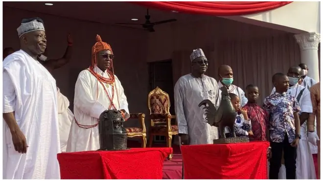 Oba of Benin receive Bronze