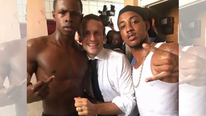 Macron con los dos jóvenes