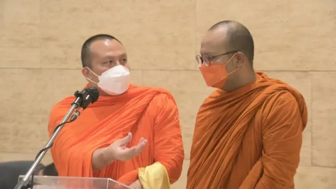 พระมหาสมปอง ตาลปุตฺโต (ซ้าย) และพระมหาไพรวัลย์ วรวณฺโณ ร่วมให้สัมภาษณ์สื่อมวลชนก่อนเข้าหารือกับกมธ. ศาสนาฯ