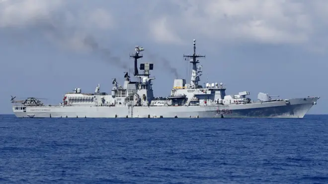 リビア沖でゴムボートに乗った移民の救助に当たったイタリア海軍の駆逐艦「フランチェスコ・ミンベリ」