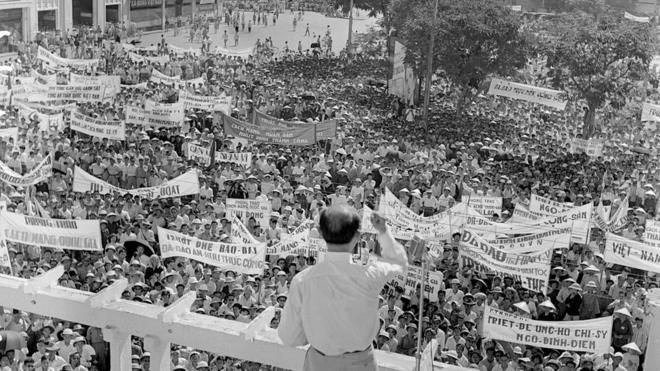 protesters demonstrating in support of the policy of Premier general Ngo Dinh Diem and displaying banners against Emperor Bao Dai