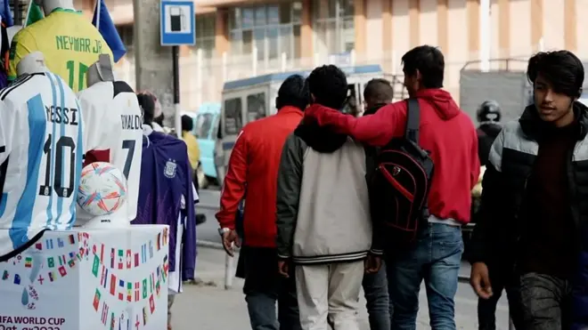 बिक्रीमा राखिएका जर्सी।