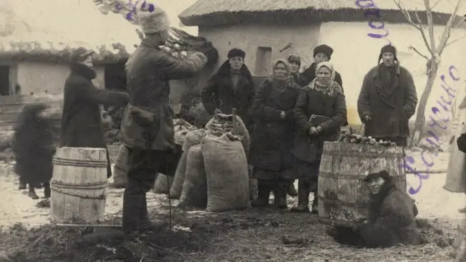 Вилучення прихованого селянами зерна в с. Ново-Красне на Одещині, листопад 1932 р. Галузевий державний архів СБУ, ф.6, спр.69251, т.5
