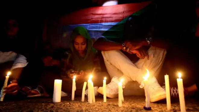 متظاهرون يشعلون الشموع لإحياء ذكرى قتلى ساحة الاعتصام