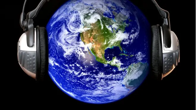 Tierra con audífonos