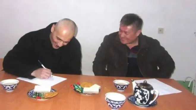 Яқинлари сиёсий маҳкум Искандар Худойбергановдан йиллар давомида мактуб ва хабар олишга қийналганини айтишади. Худойберганов сўнгги пайтларда Жаслиқда шароит яхшиланганини айтган.