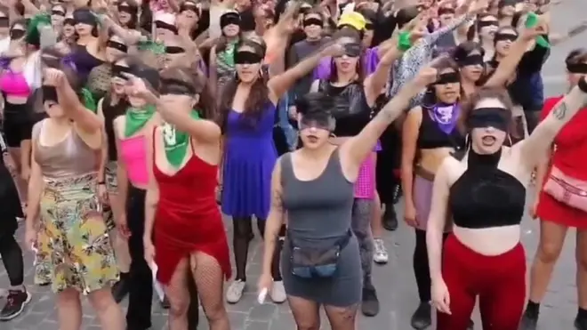 چِلی میں خواتن پر بڑھتے ہوئے تشدد کے خلاف حقوق نسواں کے ’لاسٹیسِس‘ نامی گروپ کا احتجاج جس کی ویڈیو وائرل ہوگئی۔