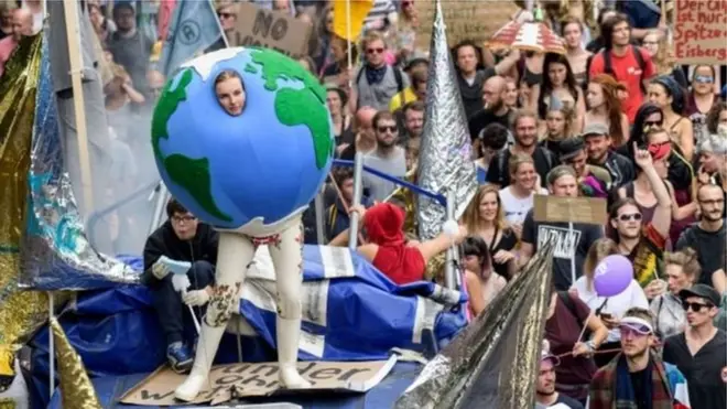 Người biểu tình ở Hamburg biểu tình phản đối quan điểm của Donald Trump về biến đổi khí hậu