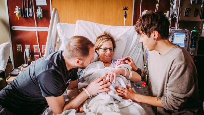 Cecile Eledge com sua neta, filho e genro no hospital