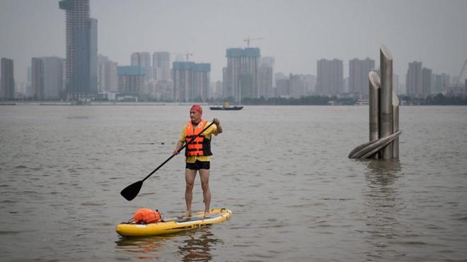 中國的洪災持續超過一個月仍未有緩和跡象，一些人擔心，洪災可能令抗擊新冠疫情雪上加霜。