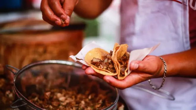Persona cocina tacos