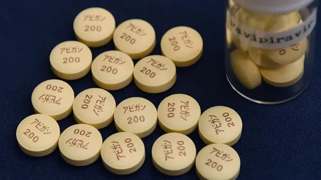 ยาฟาวิพิราเวียร์ ค้นพบโดยบริษัทฟูจิฟิล์ม โตยามะเคมิคอล ในประเทศญี่ปุ่น และได้รับอนุมัติให้ใช้ในญี่ปุ่น ตั้งแต่เดือน มี.ค. ปี 2557