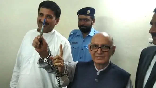 عرفان صدیقی کو کرائے داری کے قانون کی مبینہ خلاف ورزی پر گرفتار کیا گیا
