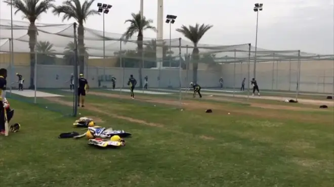 کھلاڑی شارجہ میں پریکٹس کرتے ہوئے