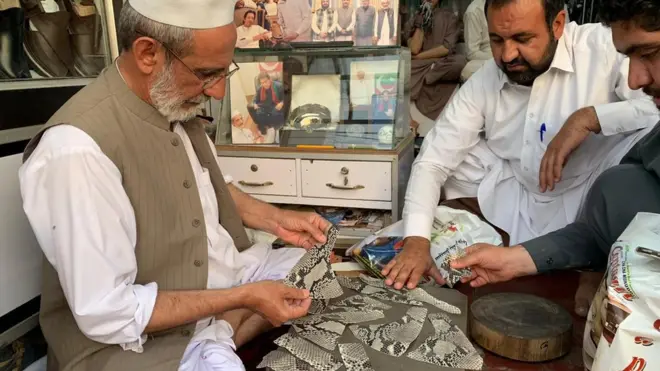 اس چپل کی تیاری میں مجموعی طور ہر چار فٹ سانپ کی کھال استعمال ہو گی