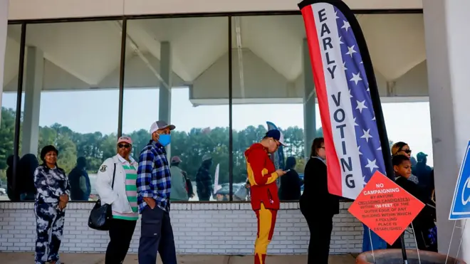 關鍵搖擺州之一的喬治亞州，首個投票日（10月15日）超過 32.8萬人完成投票，是上屆選舉的兩倍多，票站出現人龍。
