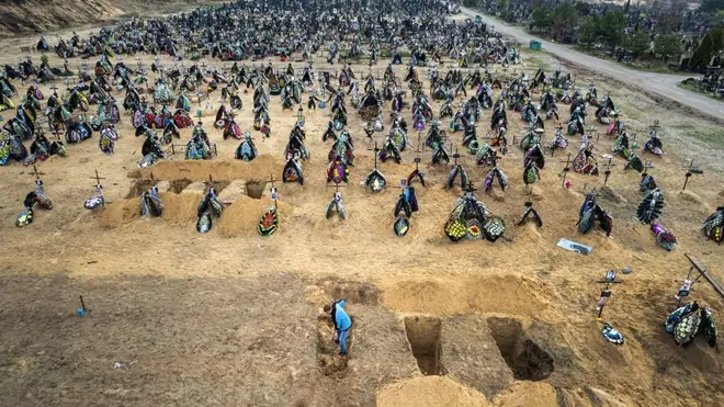 Ряди нових могил в Ірпені після звільнення від окупації