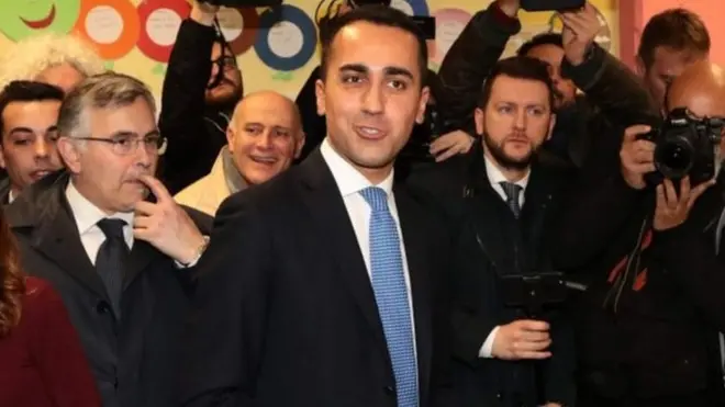 Luigi di Maio nara Beppe Grillo ọkwa ọchịchị n'otu ndị Five Star.