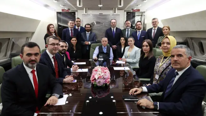 Cumhurbaşkanı Recep Tayyip Erdoğan dün Brüksel'de katıldığı olağanüstü NATO Liderler Zirvesi sonrası uçakta gazetecilerin sorularını yanıtladı