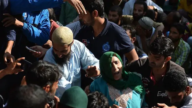 Похороны школьника переросли в столкновения, разгорячив и без того раскаленную обстановку в Кашмире