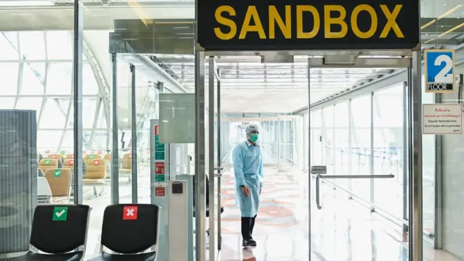 ผู้ติดเชื้อโควิดกลายพันธุ์สายพันธุ์โอมิครอนทั้ง 3 รายที่พบในไทยจนถึงวันที่ 9 ธ.ค. เป็นผู้ที่เดินทางมาจากต่างประเทศ สธ.ยืนยันว่ายังไม่พบการติดเชื้อในประเทศ