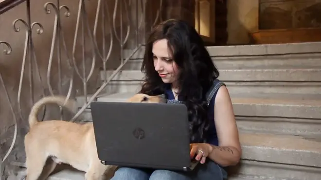 التحرش الإلكتروني:"هو يعرف أسرار بيتنا"