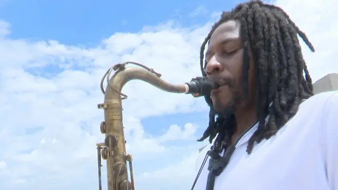 Alain Rodrigue Oyono, saxophoniste attitré de Youssou Ndour