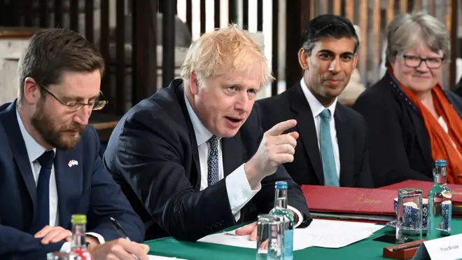Boris Johnson bakanlarıyla yaptığı görüşmede kamu personeli sayısını ciddi şekilde düşürmek için hazırlıkların başlatılması talimatı verdi